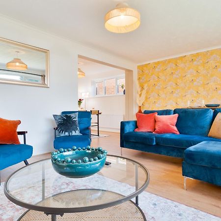 Stylish 4 Bedroom Spacious Retreat With Parking - Sleeps 10 - Families & Contractors Canterbury Exterior foto