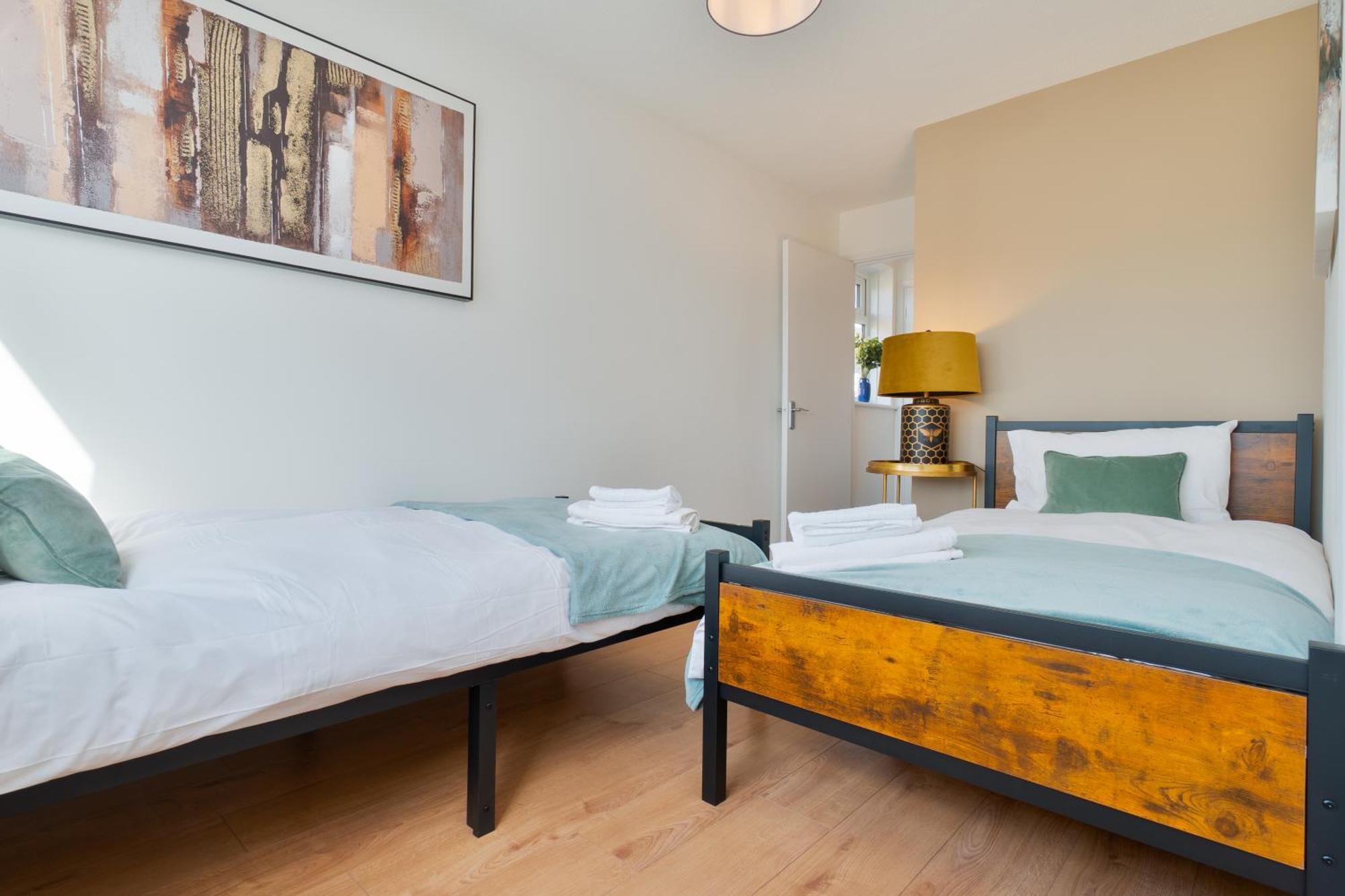 Stylish 4 Bedroom Spacious Retreat With Parking - Sleeps 10 - Families & Contractors Canterbury Exterior foto