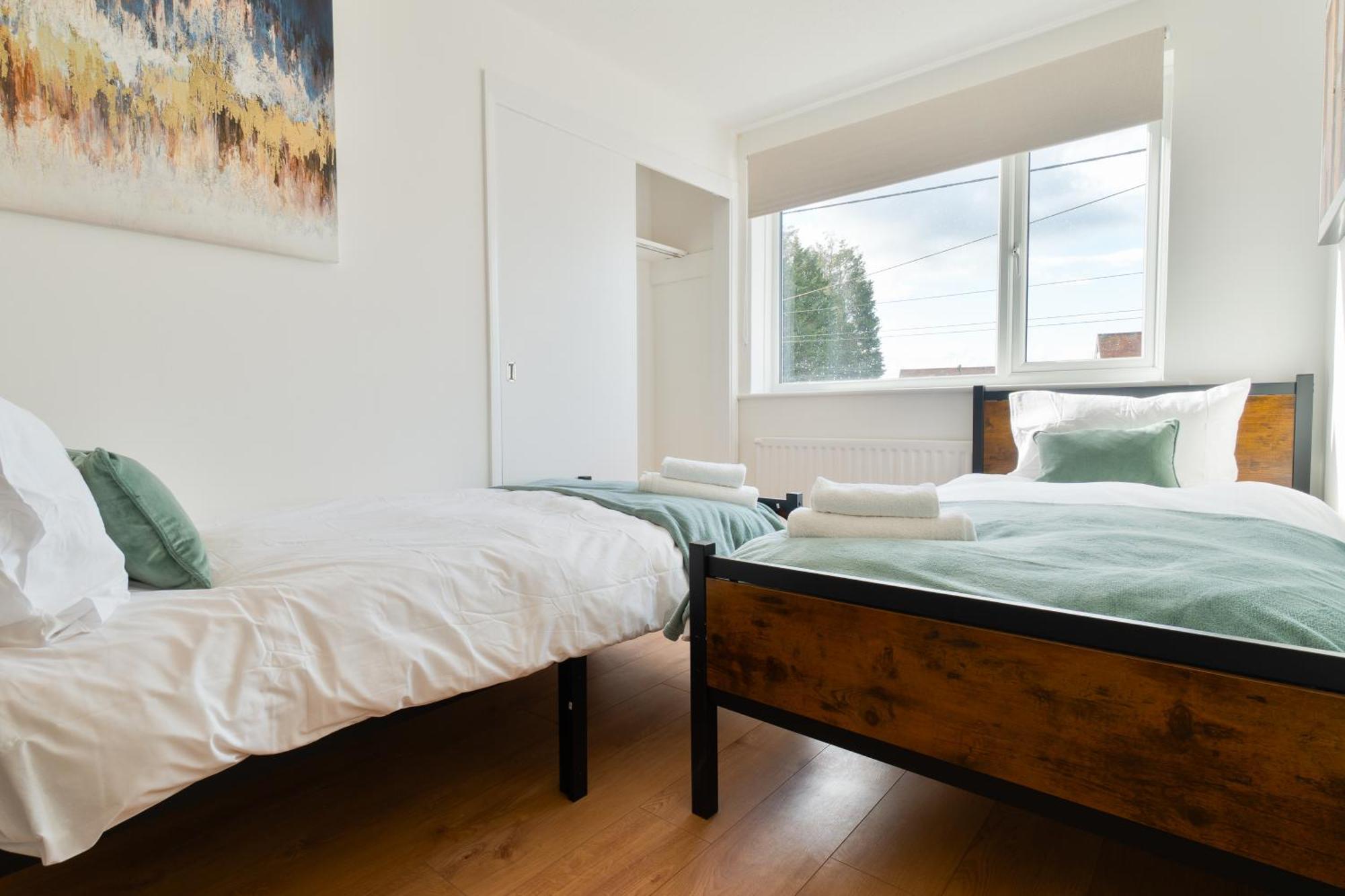 Stylish 4 Bedroom Spacious Retreat With Parking - Sleeps 10 - Families & Contractors Canterbury Exterior foto